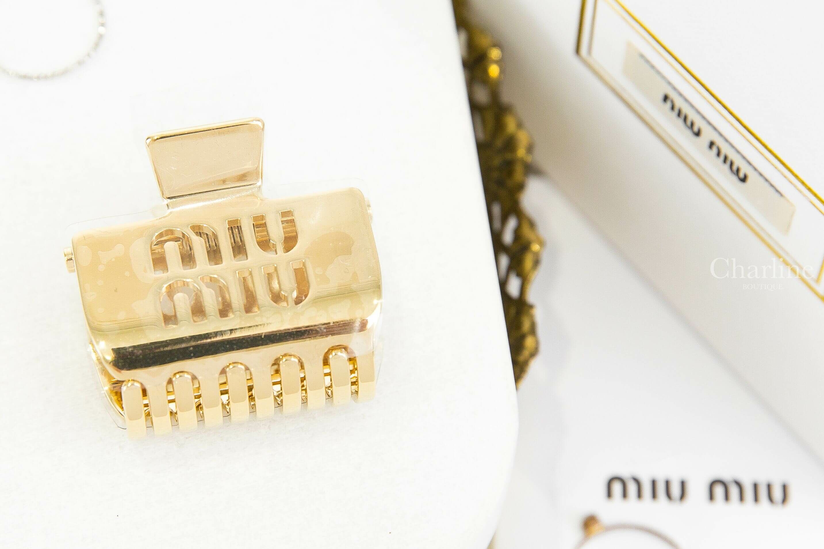 Miu Miu Hair Clip 金色簍空字母髮夾-Charline Boutique 精品代購