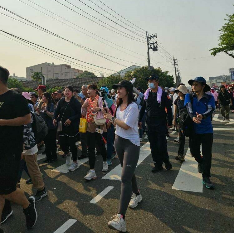 進香必備裝備：涼感排汗上衣、防曬外套、防曬帽避免過度曝曬｜2025遶境進香攻略-白沙屯媽祖GPS追蹤+直播資訊！如何追蹤粉紅超跑？ 新手裝備推薦