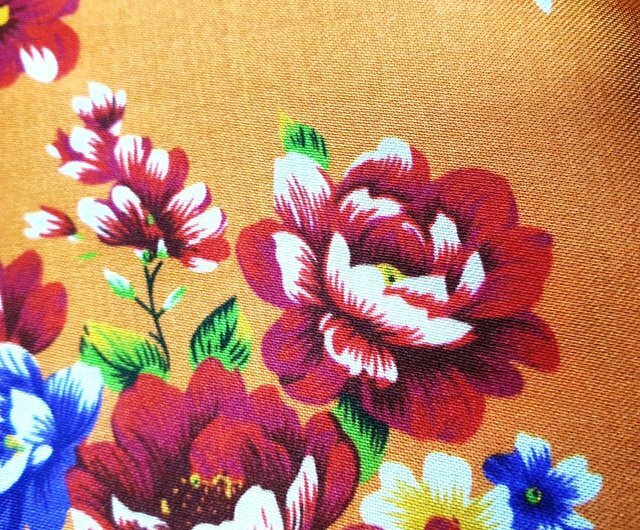 フラダンス　イプ　 赤緑花柄袋付き 花布先生】台湾の花柄シルクスカーフ - ダークグリーン＆オレンジ|來好