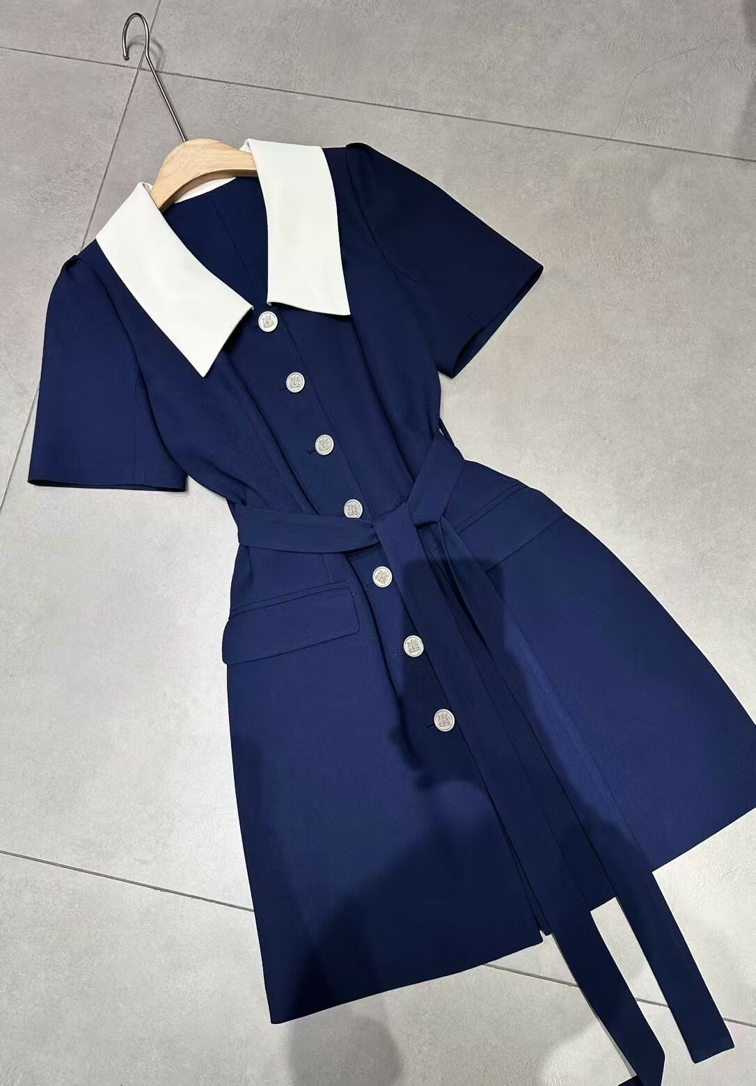 V領口白領短洋裝(香港設計師)