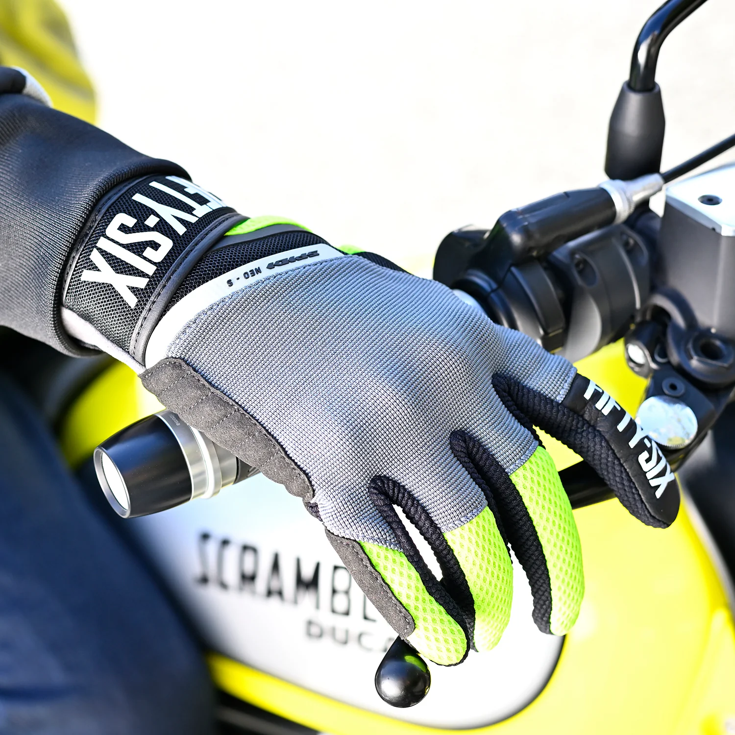 NEO-S手套，結合亮色系與義大利SPIDI聯名設計，別家品牌少見的時尚感與騎士專屬防護