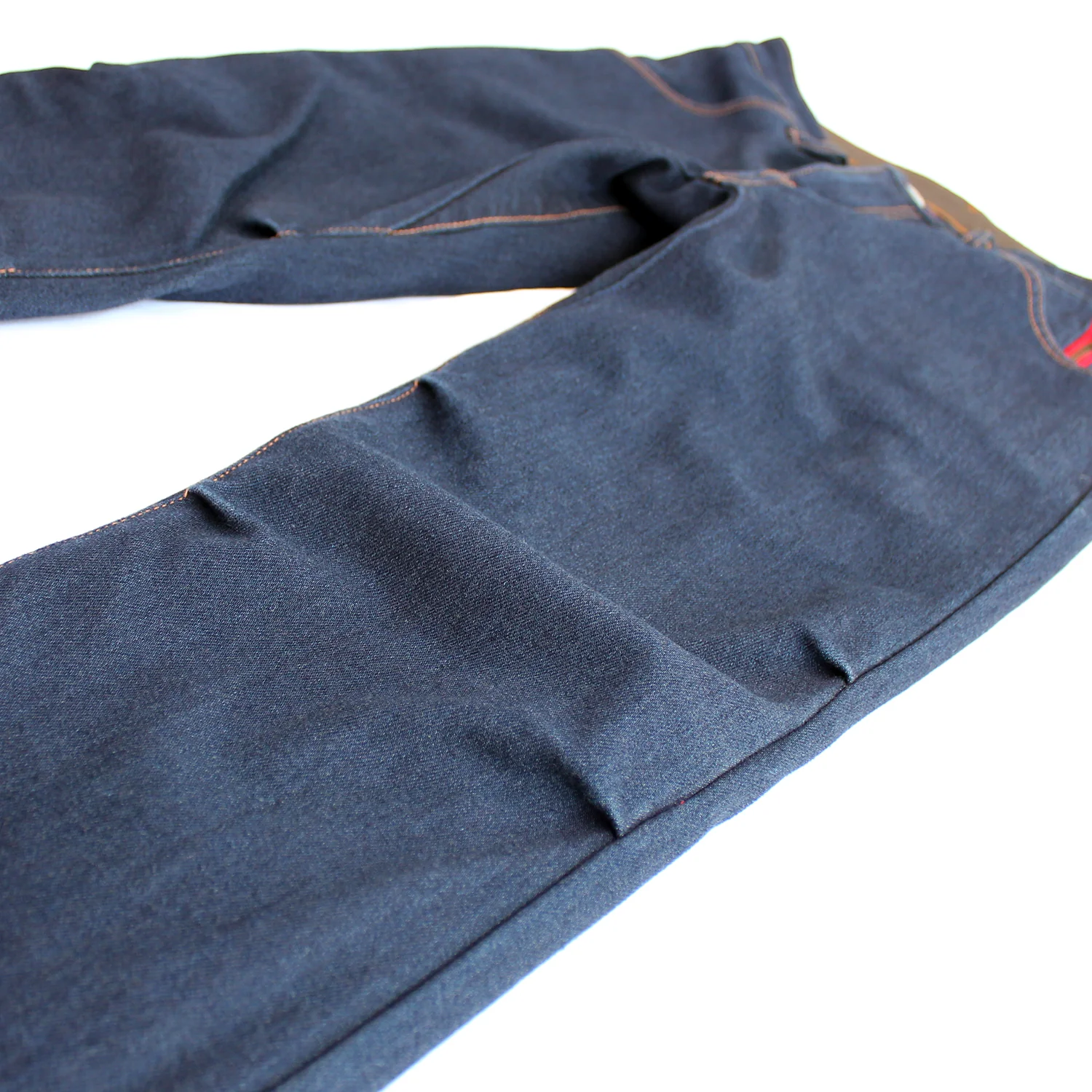 56DESIGN DEF DENIM專利CORDURA®面料，結合高強度耐磨與超彈力，滑順內裡提升長時間舒適度