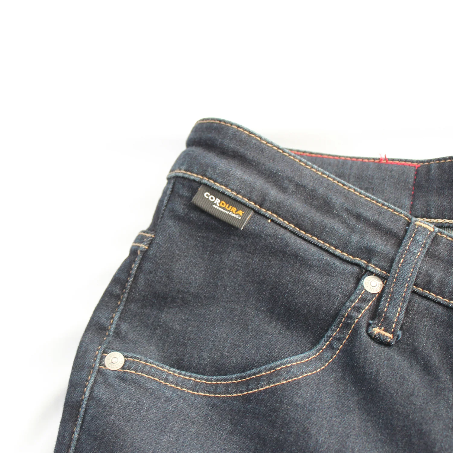 56DESIGN高彈力丹寧褲，修身剪裁兼具舒適日常穿搭與機車騎乘