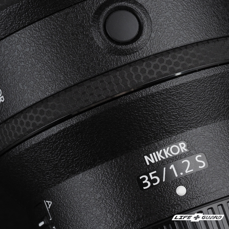 LIFE+GUARD 設計風格適用 Nikon Z 35mm F1.2 S，黑色砂紋貼膜質感特寫