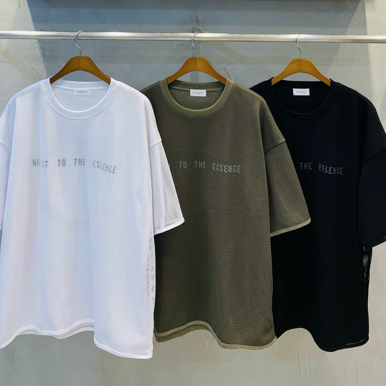 網紋英文字圖案短袖Tee UNSTANDARD-108T