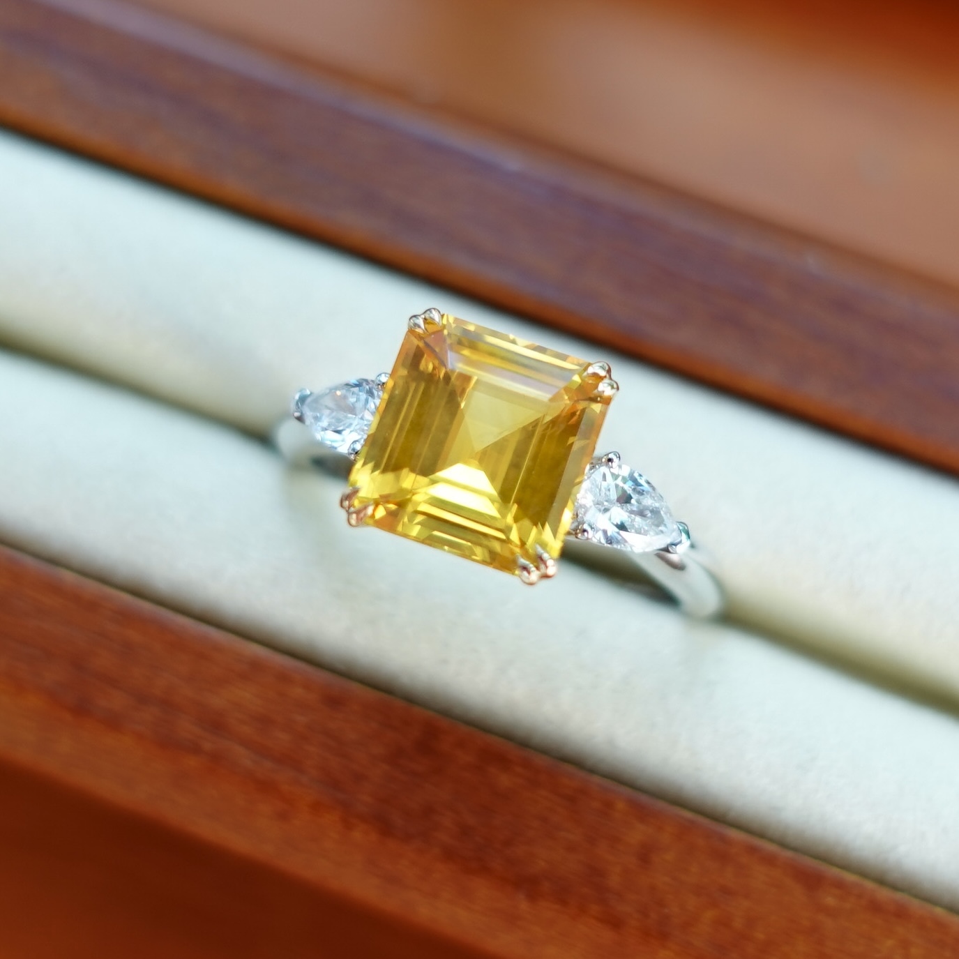 3.11ct天然黃藍寶石鑽石18K金戒指 (帶寶石證書)