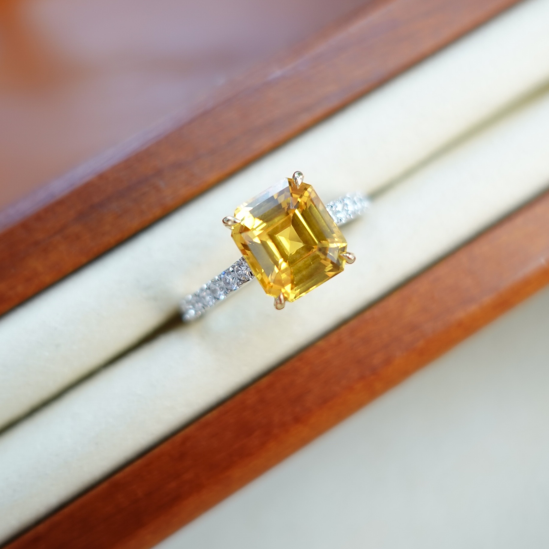 3.22ct天然黃藍寶石鑽石18K金戒指 (帶寶石證書)