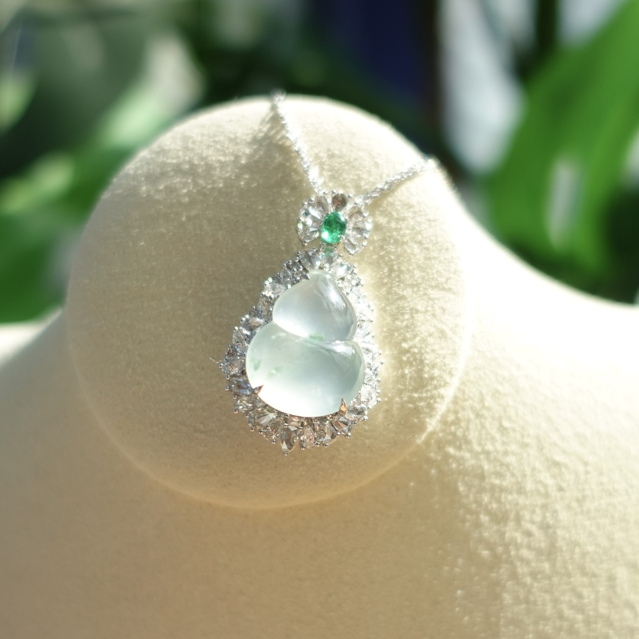 18K金天然高冰種飄綠翡翠白玉鑽石吊墜 - 胡蘆