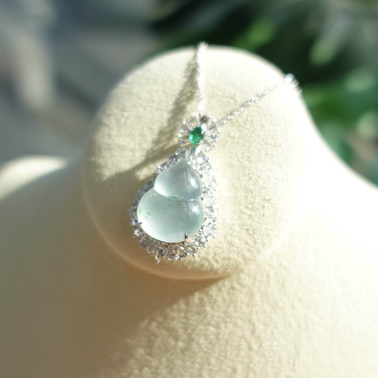 18K金天然高冰種飄綠翡翠白玉鑽石吊墜 - 胡蘆