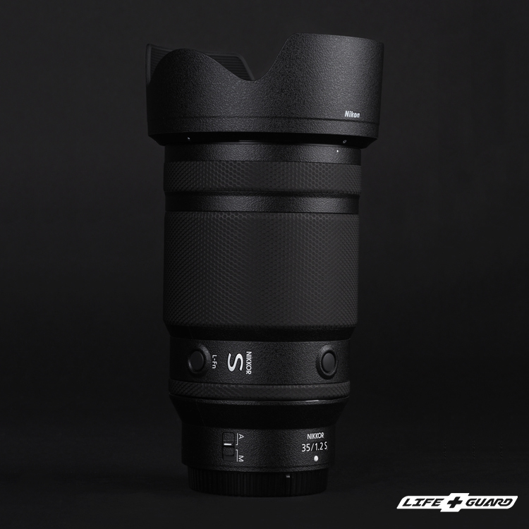 LIFE+GUARD Nikon Z 35mm F1.2 S 鏡頭貼膜側面展示圖，LIFE+GUARD 黑色砂紋風格