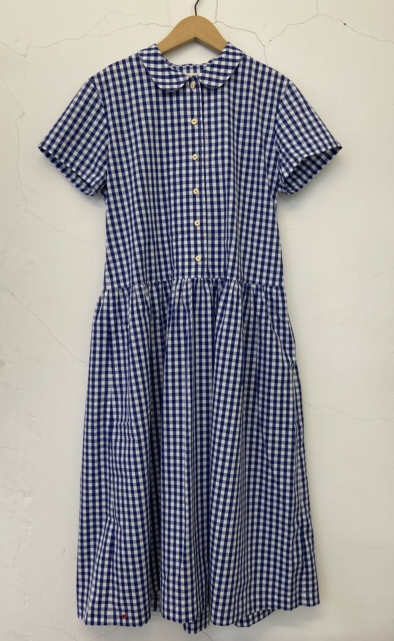 小圓領短袖襯衫長洋裝 藍格紋｜休閒文青風格長版洋裝，柔軟棉麻材質，經典格紋設計，附口袋與開衩細節，展現自然舒適的日常穿搭感。