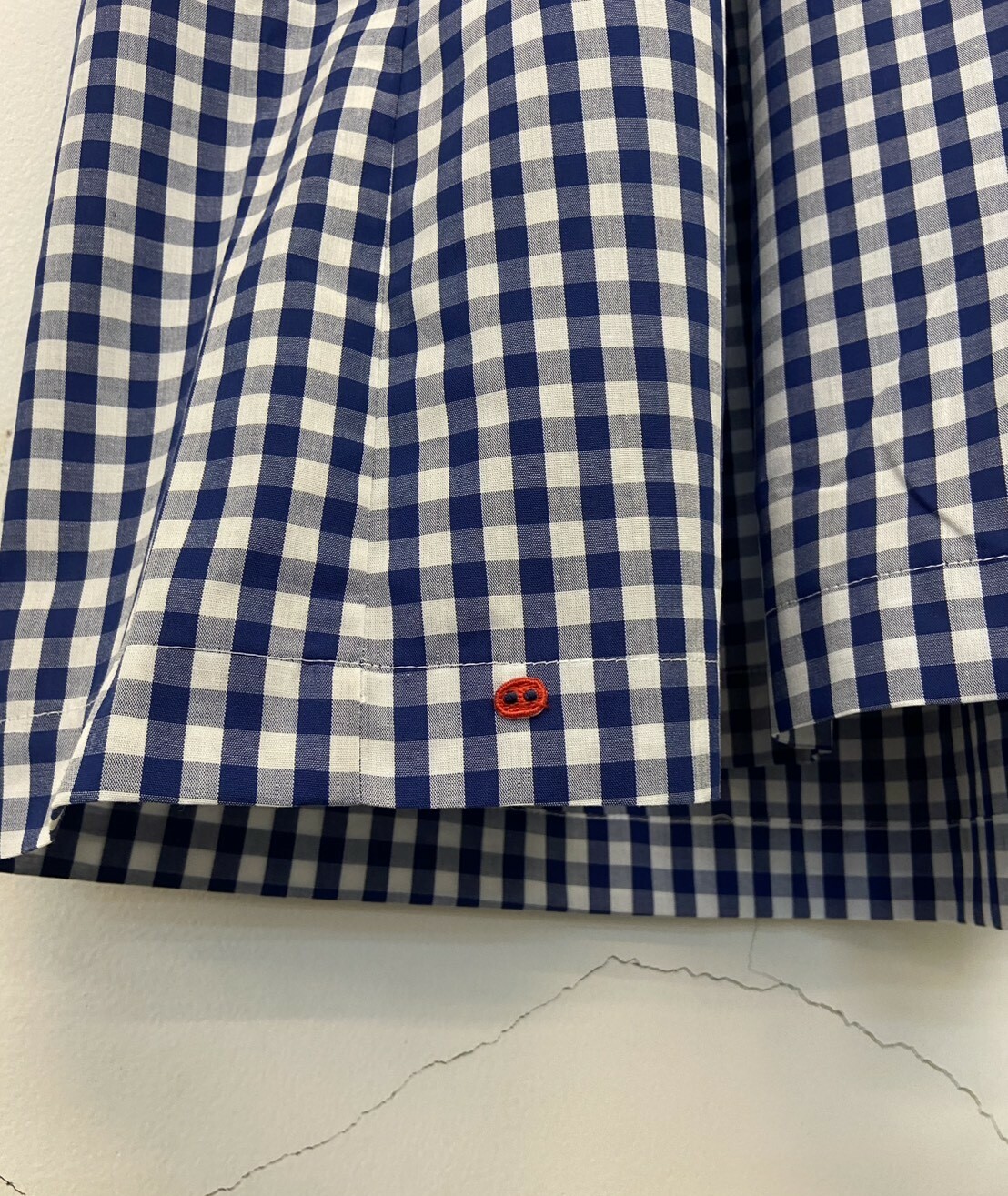 小圓領短袖襯衫長洋裝 藍格紋｜休閒文青風格長版洋裝，柔軟棉麻材質，經典格紋設計，附口袋與開衩細節，展現自然舒適的日常穿搭感。