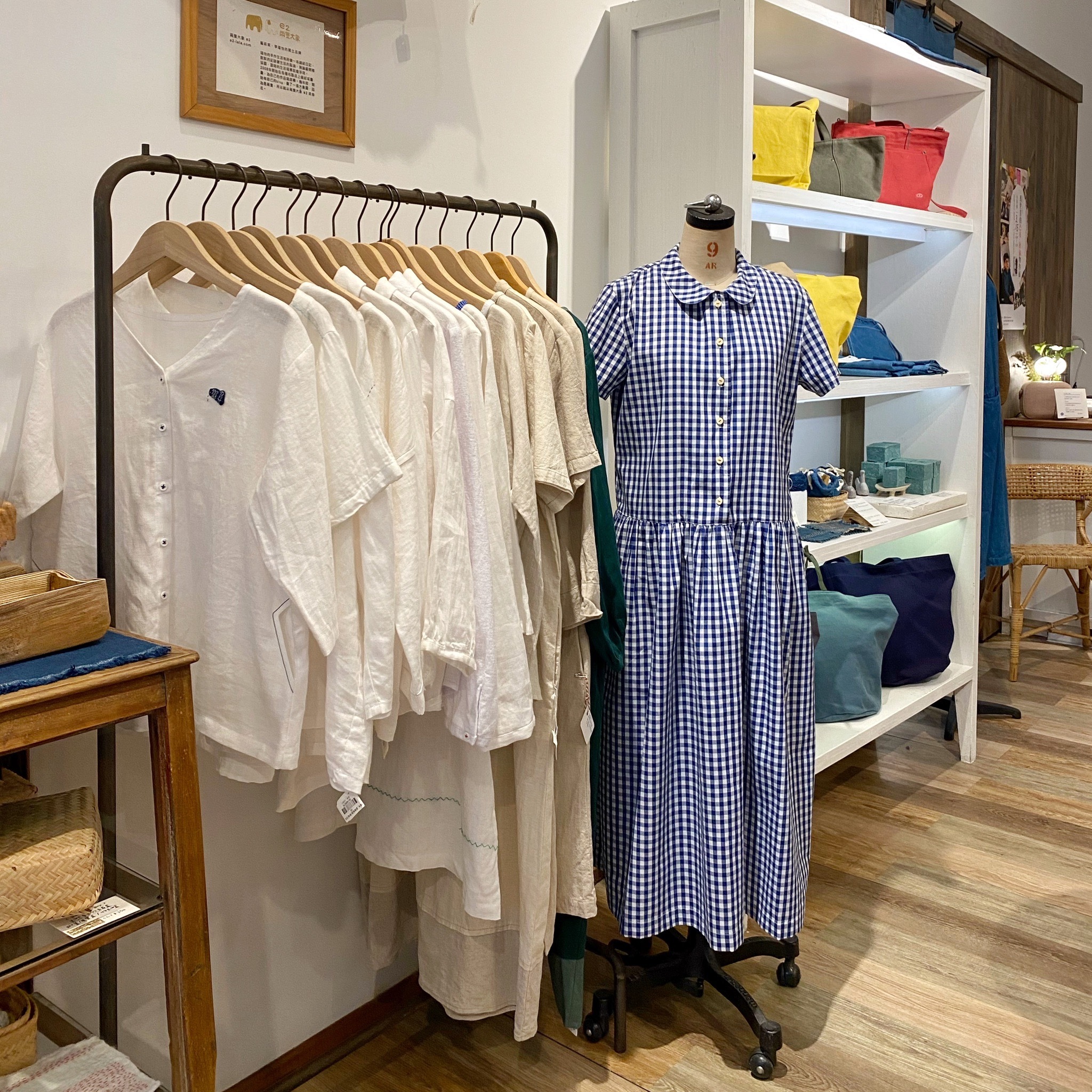 小圓領短袖襯衫長洋裝 藍格紋｜休閒文青風格長版洋裝，柔軟棉麻材質，經典格紋設計，附口袋與開衩細節，展現自然舒適的日常穿搭感。