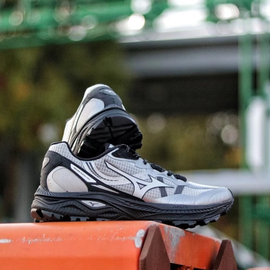 Mizuno 美津濃 Racer ADV 銀黑 科技感 y3k 戶外機能 奶油底 男女同款 復古休閒鞋 D1GH241207