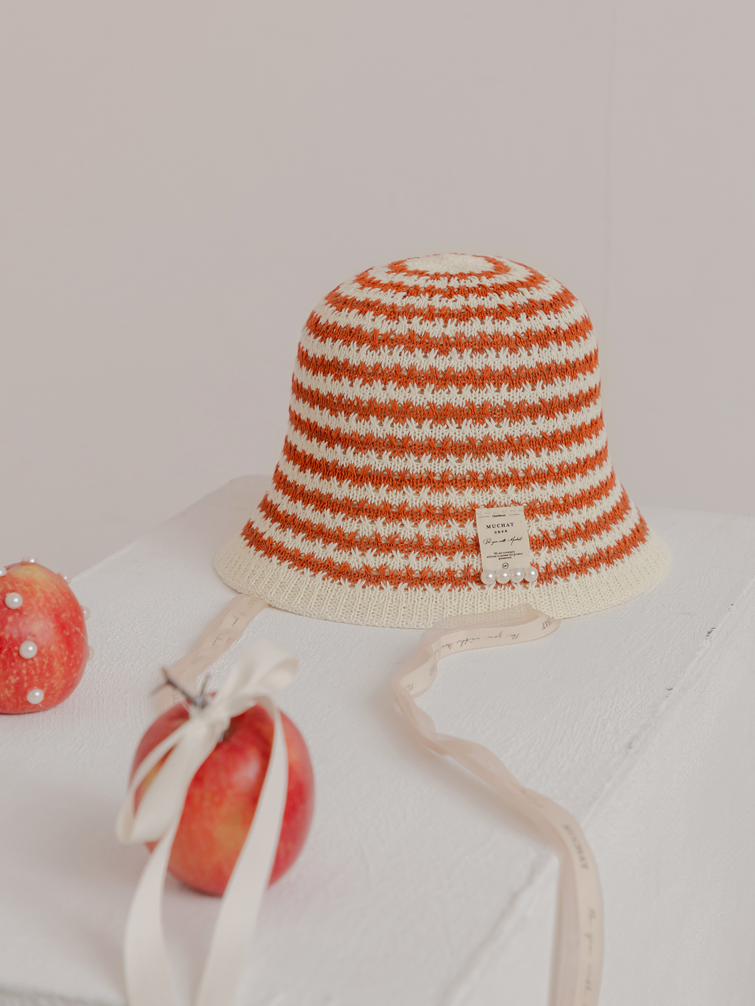 西曬日子。MUCHAT手作撞色編織珍珠綁帶漁夫帽