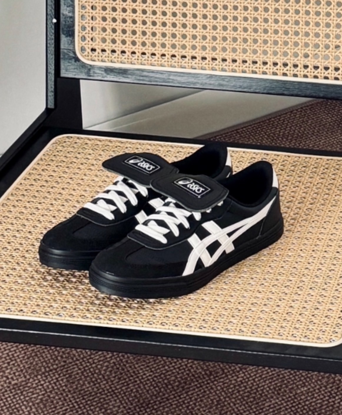 ASICS 亞瑟士 AARON 2.0 黑色 黑白色 學院風 皮革 翻蓋 復古 德訓鞋 1203A720-001/預購