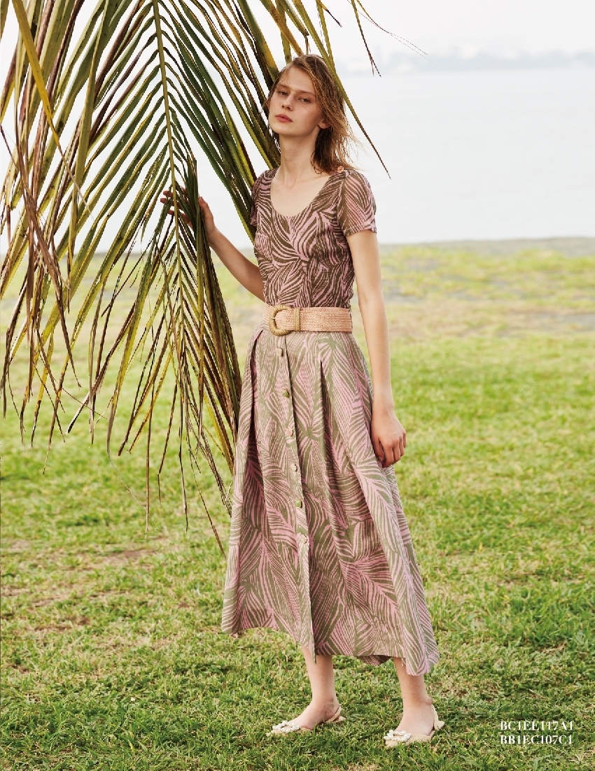 BC1EE117A1 午後漫遊橄欖綠植物圖騰印花上衣