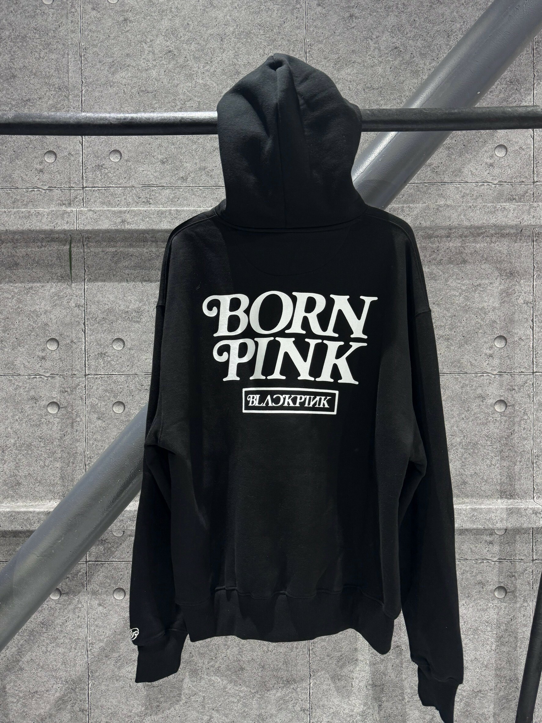 BLACKPINK x Verdy 雙面字體Logo 帽T 黑色