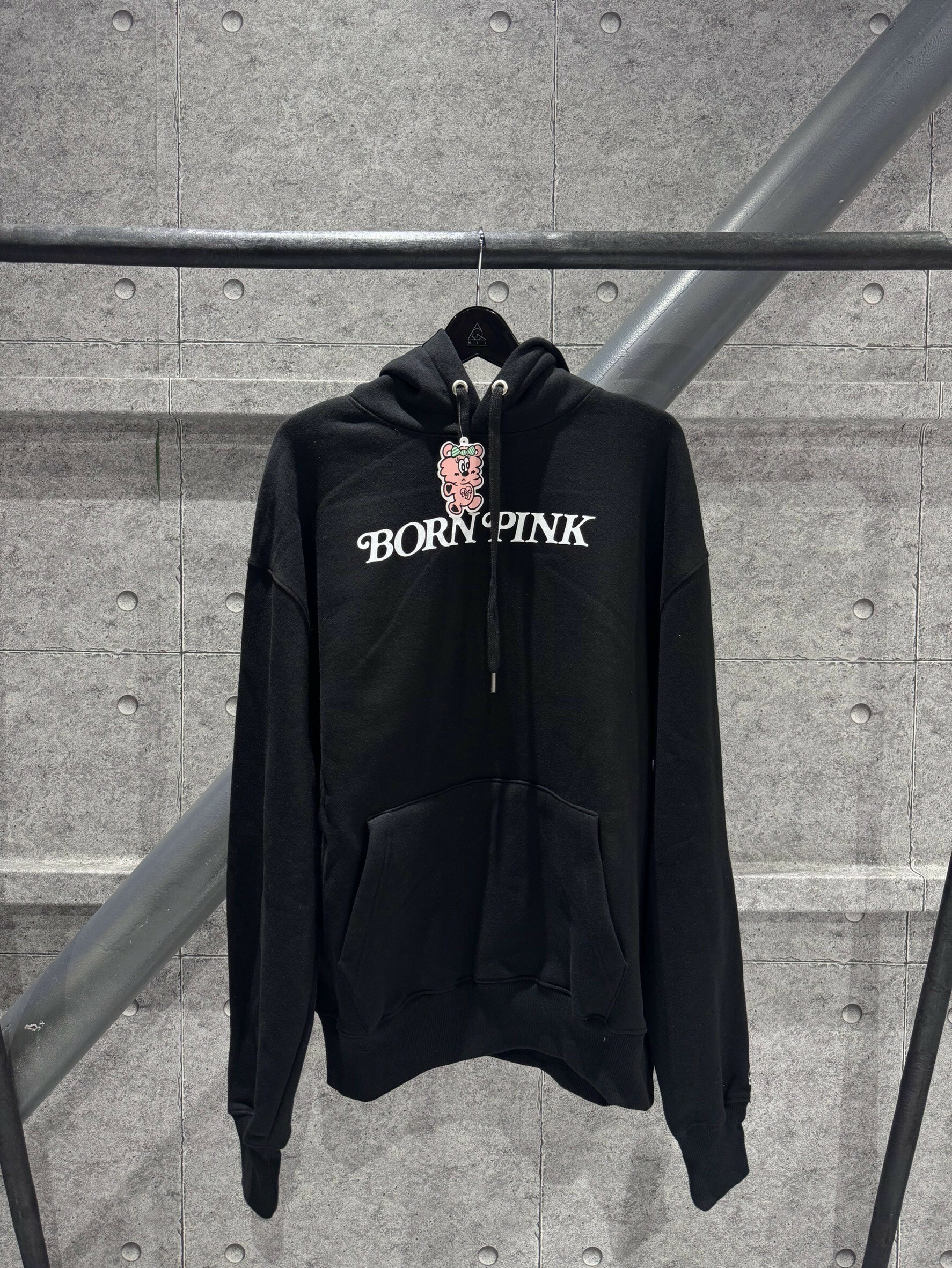 BLACKPINK x Verdy 雙面字體Logo 帽T 黑色