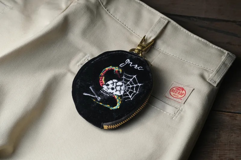 METALIZE 復古絨布刺繡吊掛圓包