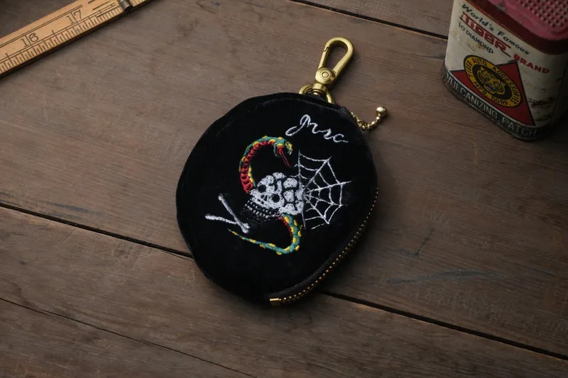 METALIZE 復古絨布刺繡吊掛圓包