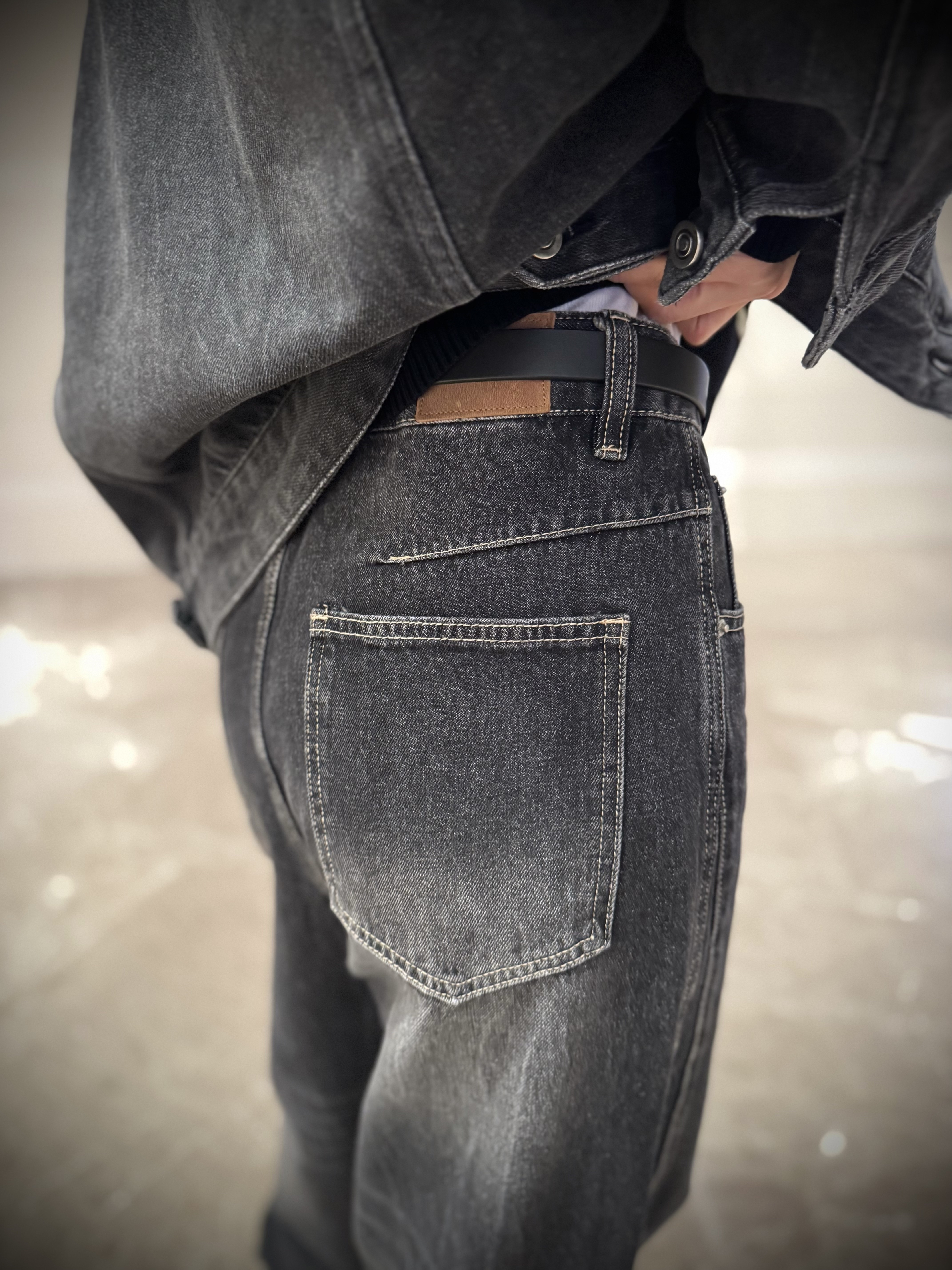 Featherweight Acid Wash Wide Leg Jeans_JE252L22