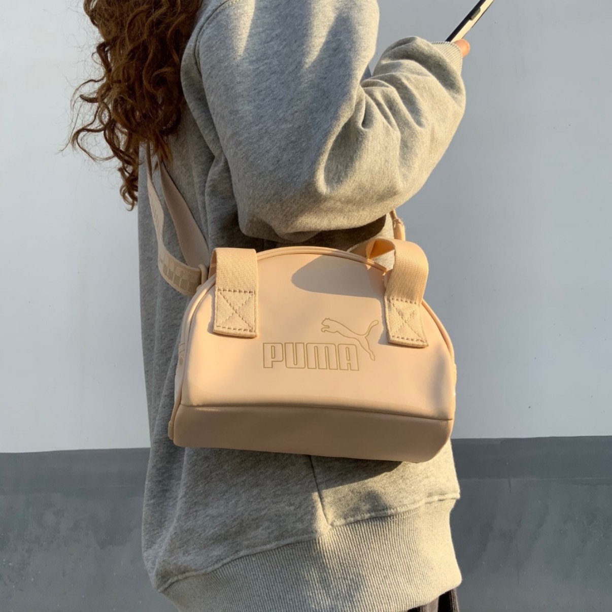 PUMA 燙金LOGO 復古 燕麥奶 可拆卸背帶