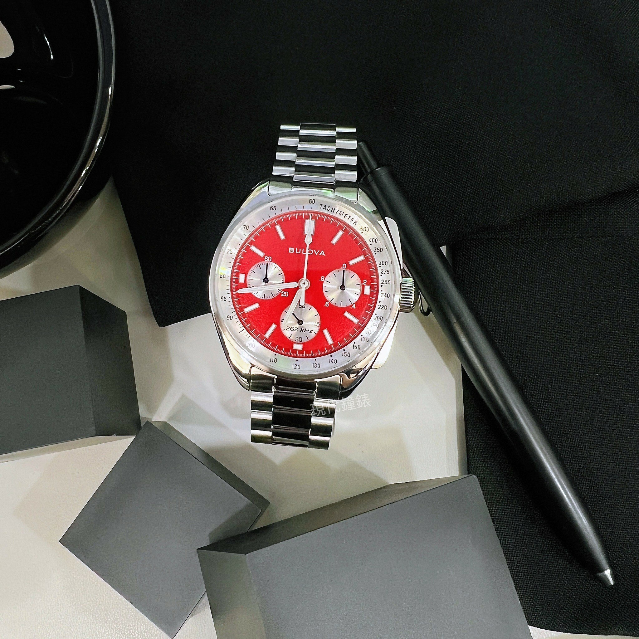 【BULOVA 寶路華】血月紅色復刻漫步月球計時男錶 - 贈皮帶96K115 43mm 現代鐘錶