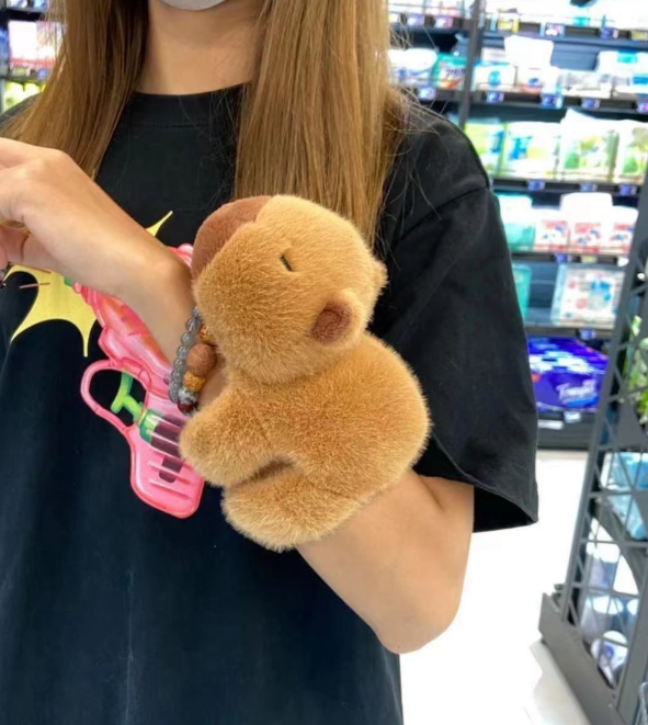 卡皮巴拉 抱手玩偶