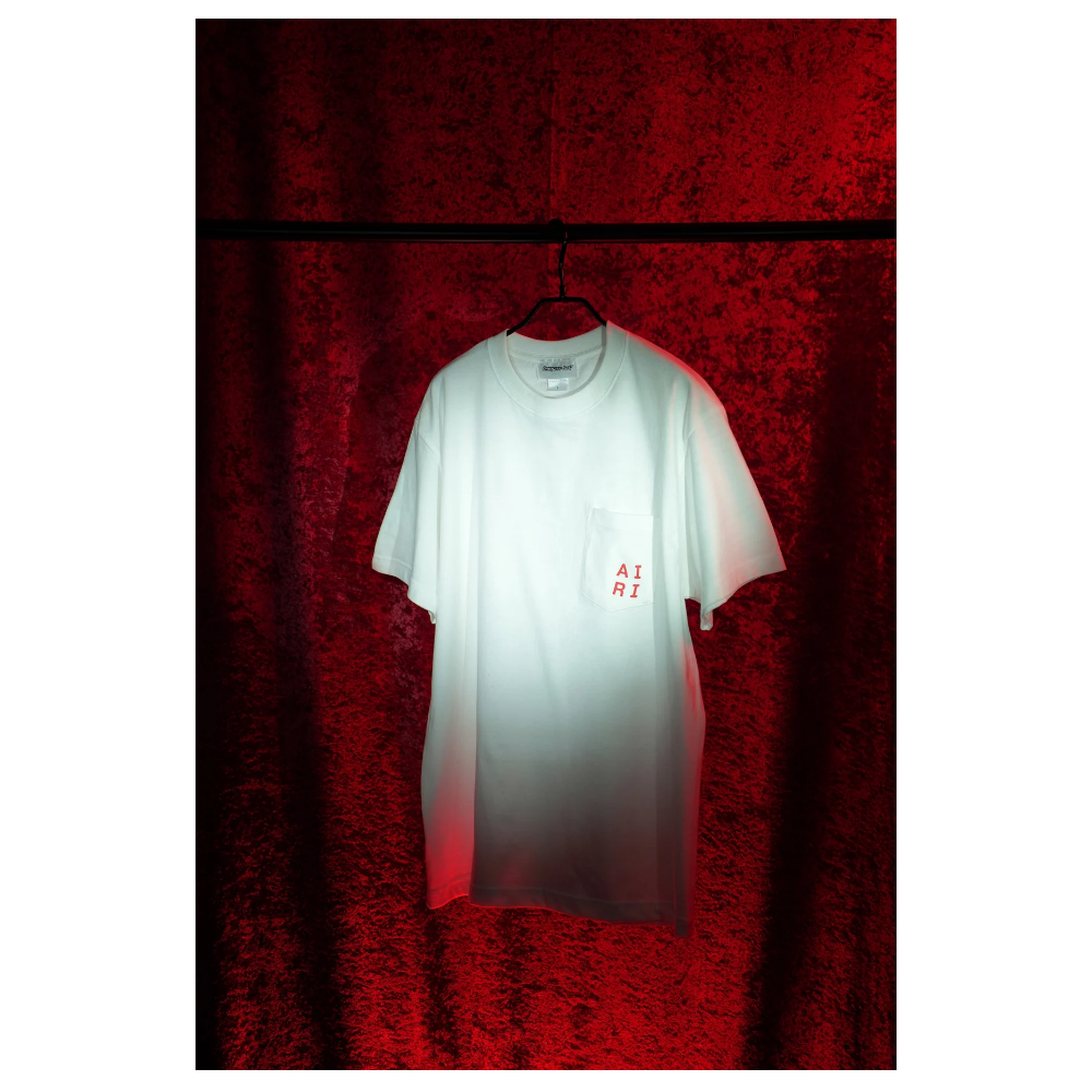 希島あいり Sexy Legs Breast Pocket Tシャツ TEE