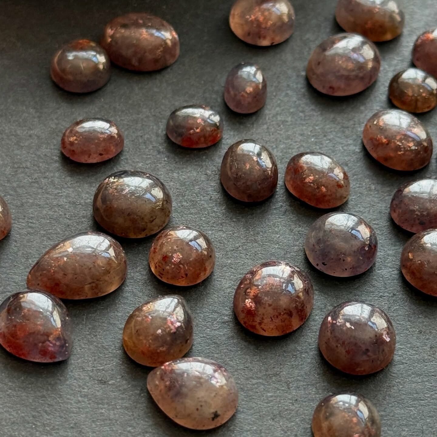 [原石] 血滴菫青石 水晶蛋面