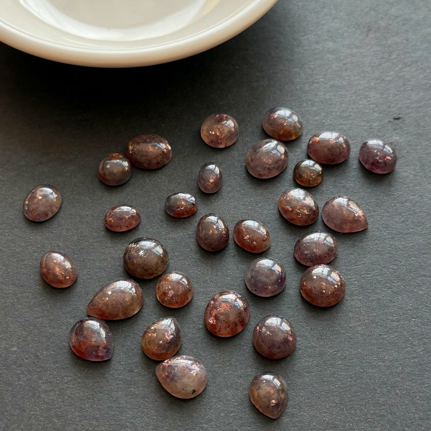 [原石] 血滴菫青石 水晶蛋面