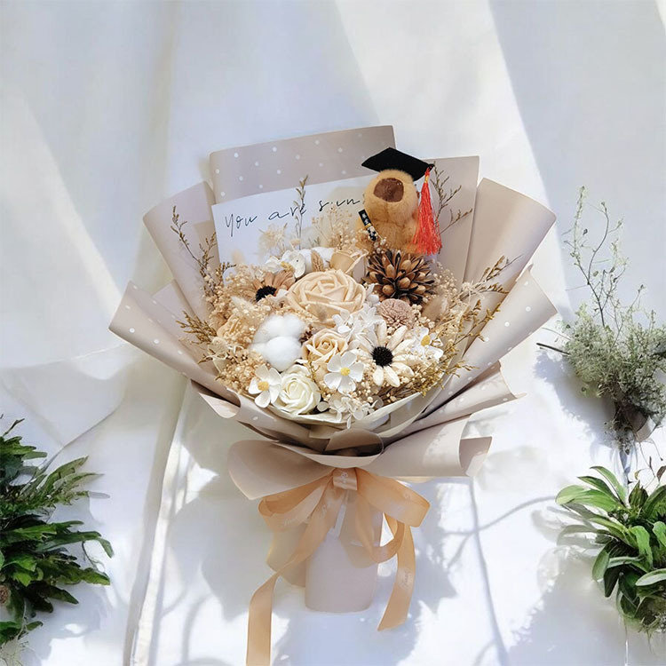 10cm畢業皮卡巴拉水豚豬+永生乾燥花花束