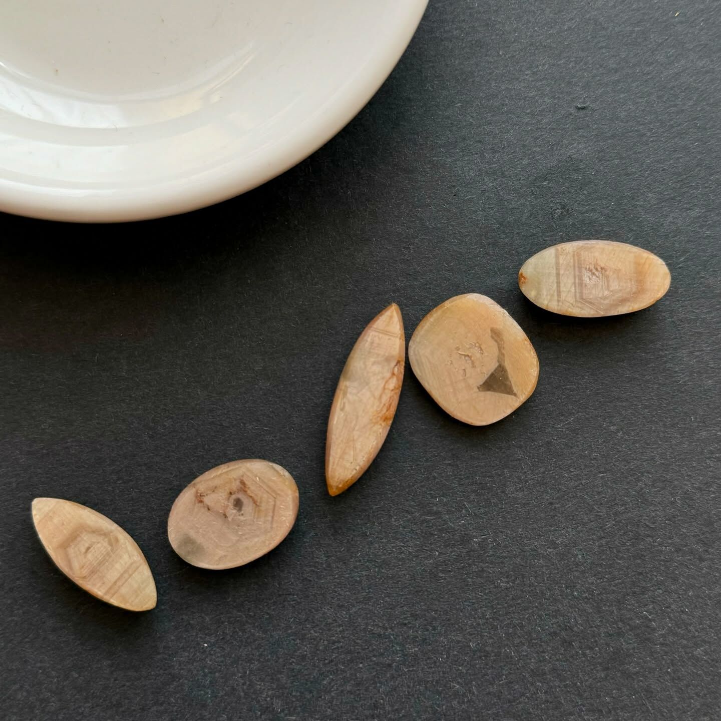 [原石] 金色剛玉 / 金色藍寶石