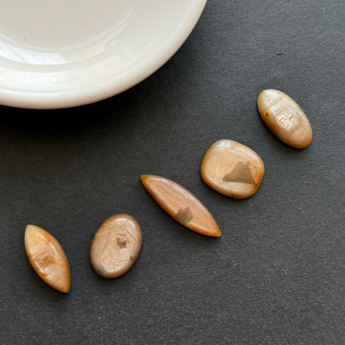 [原石] 金色剛玉 / 金色藍寶石