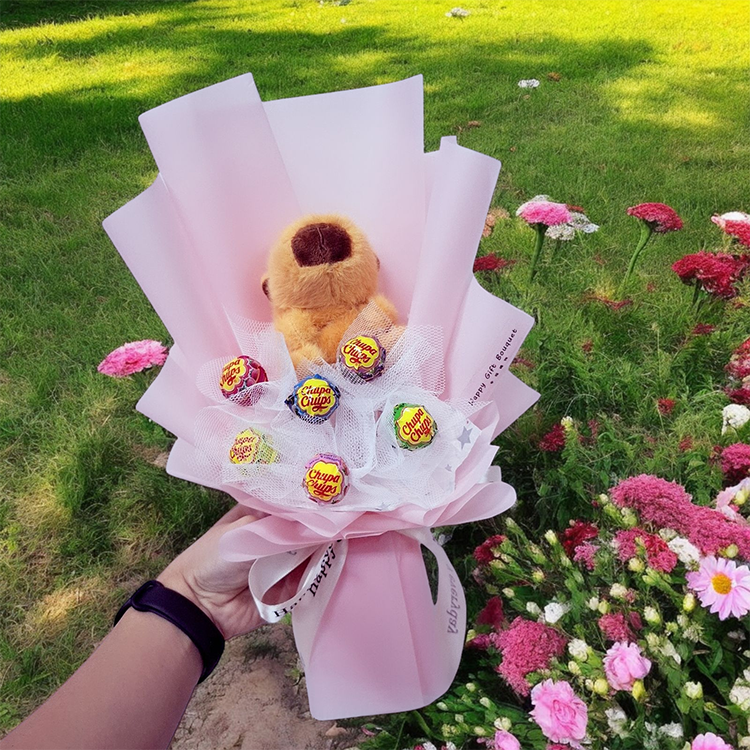 10cm水豚皮卡巴拉+6朵加倍佳棒棒糖花束