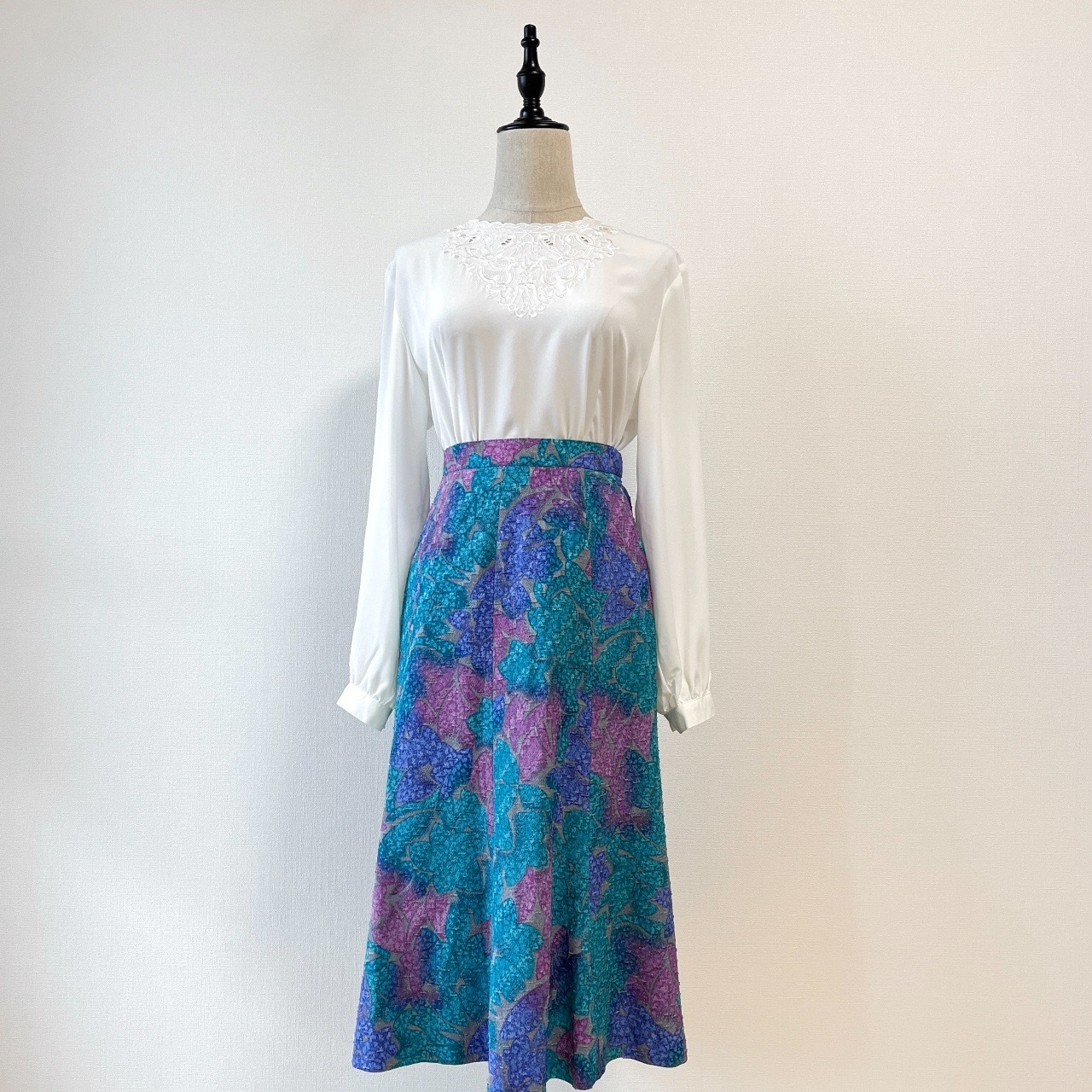 白色圓領刺繡古著上衣