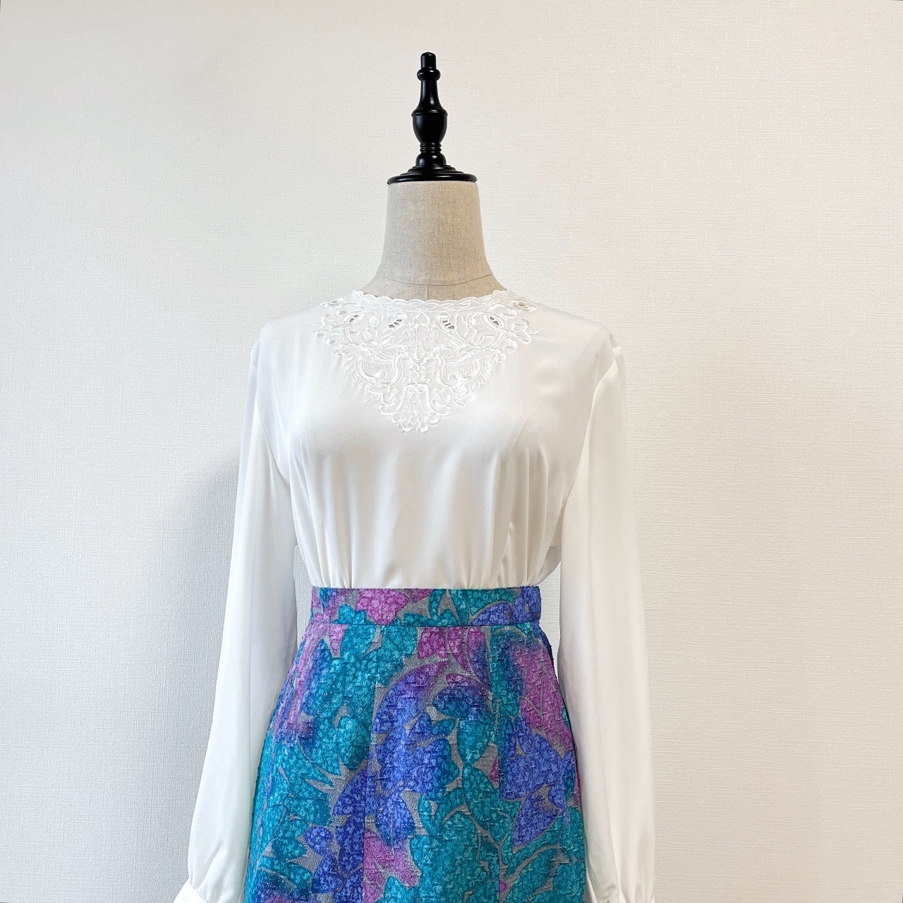 白色圓領刺繡古著上衣