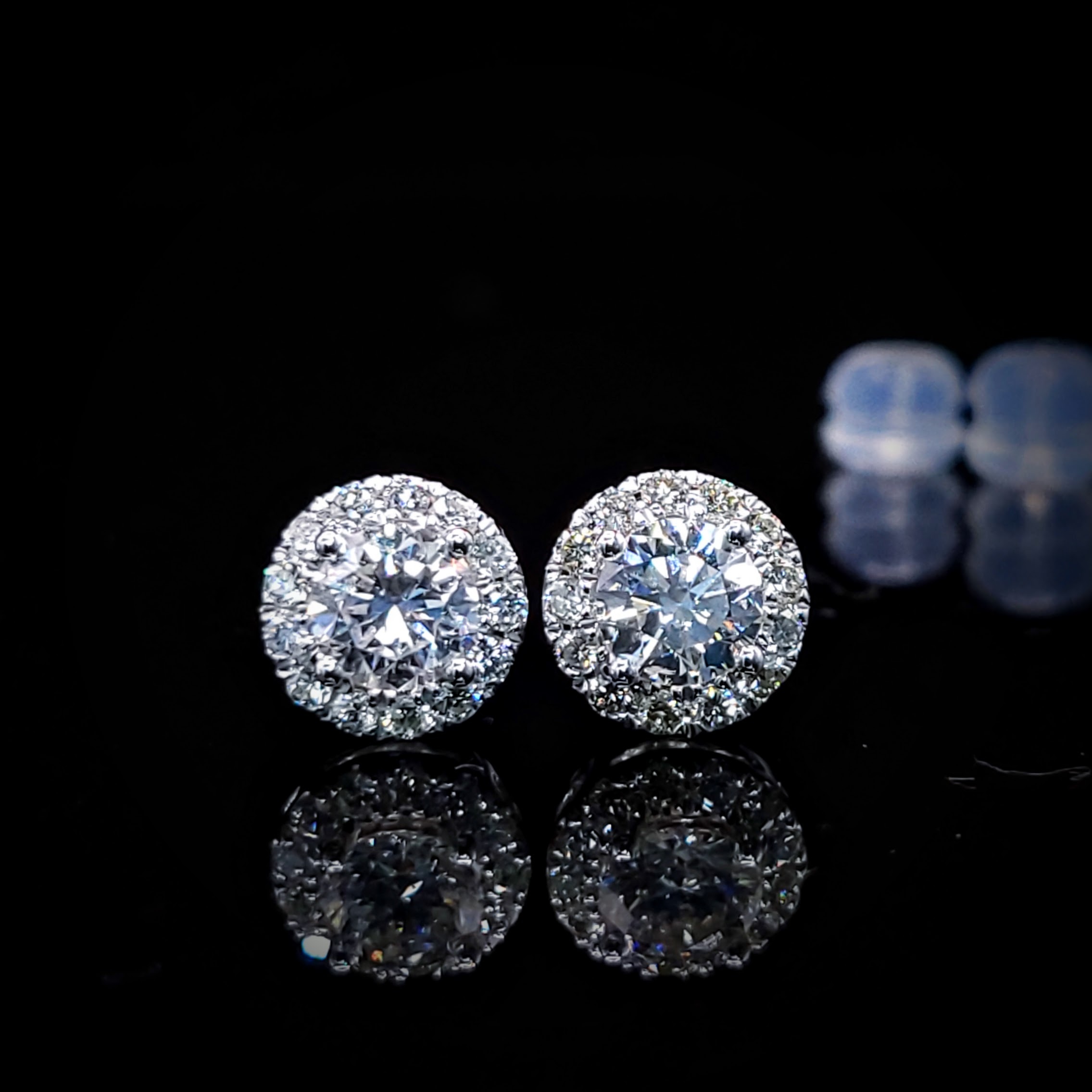 全新18K白金【主石82份鑽石】配小鑽共1卡9份鑽石耳環