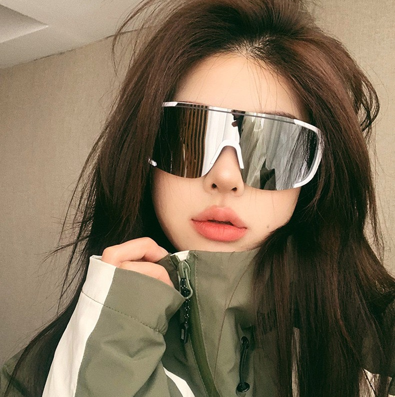 Elegant Vintage Sporty Sunglasses with Soft Leather Pouch