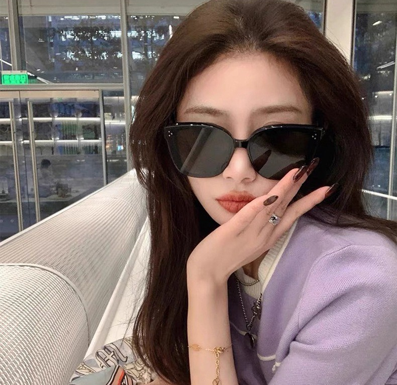 Minimalist Stylish Sunglasses with Soft Leather Pouch