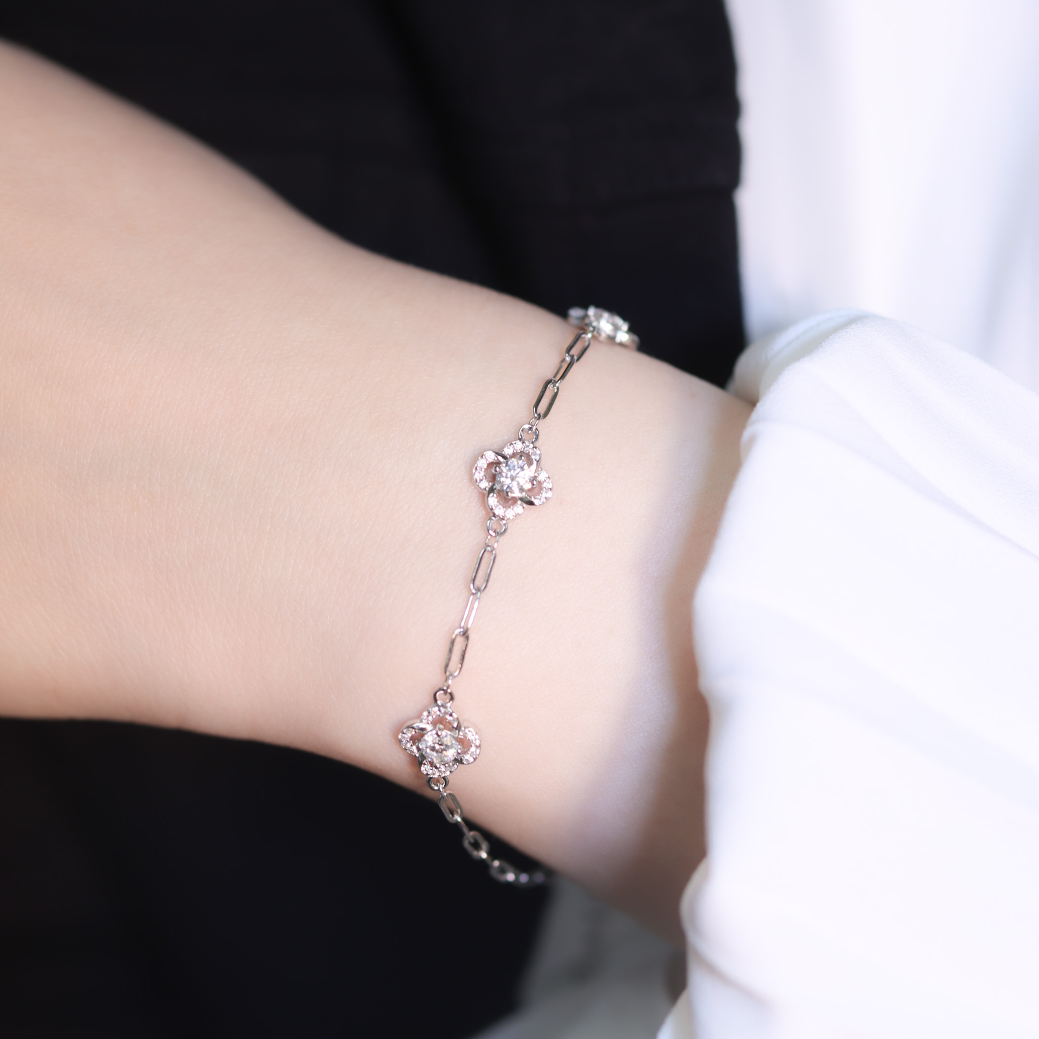 | 925純銀・ 厚鍍白金 ・莫桑石 | 幸福集結成花手鏈 | BR1291 |