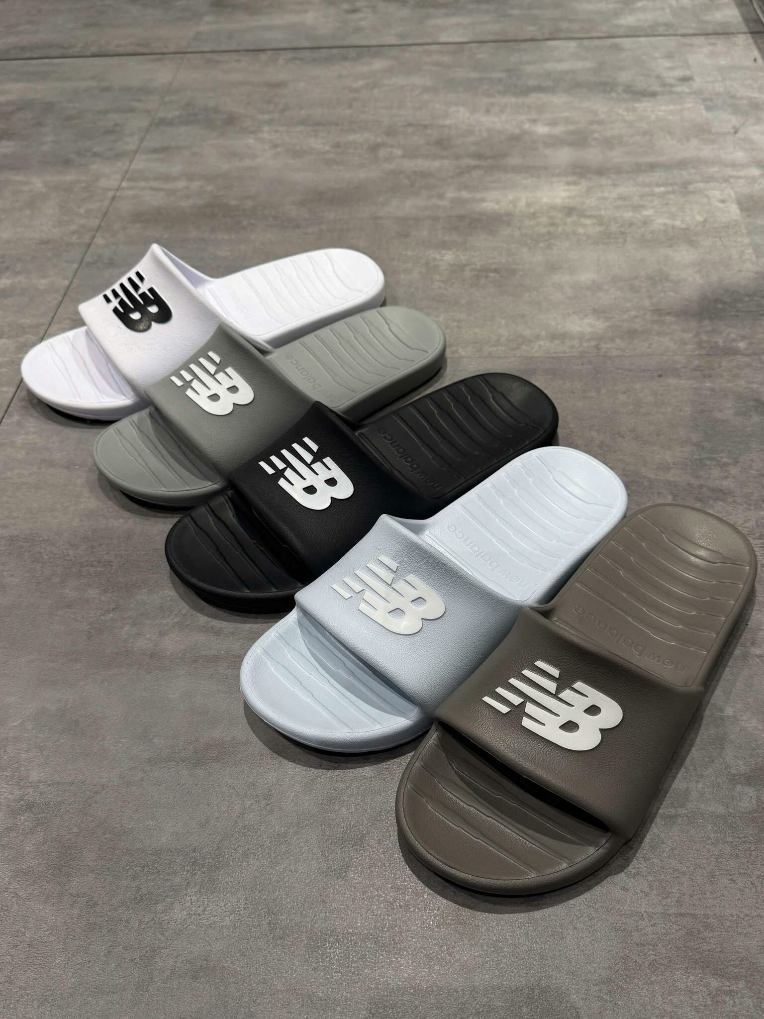 New Balance 100 拖鞋 黑suf100a1、灰fsuf100c1、白suf100e1、天空藍suf100k1、海鹽棕suf100m1