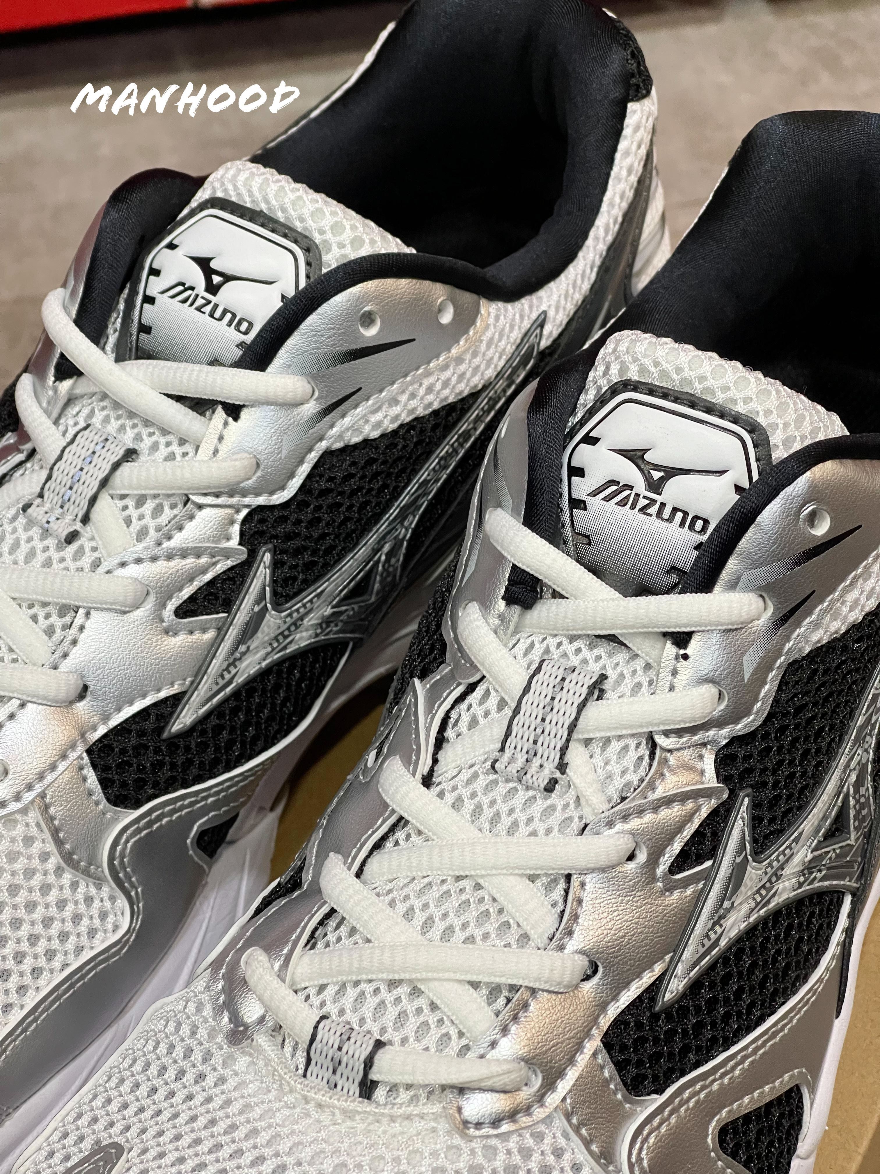 トゥマ MIZUNO WAVE RIDER 10 WHITE SILVER BLACK D1GA210405