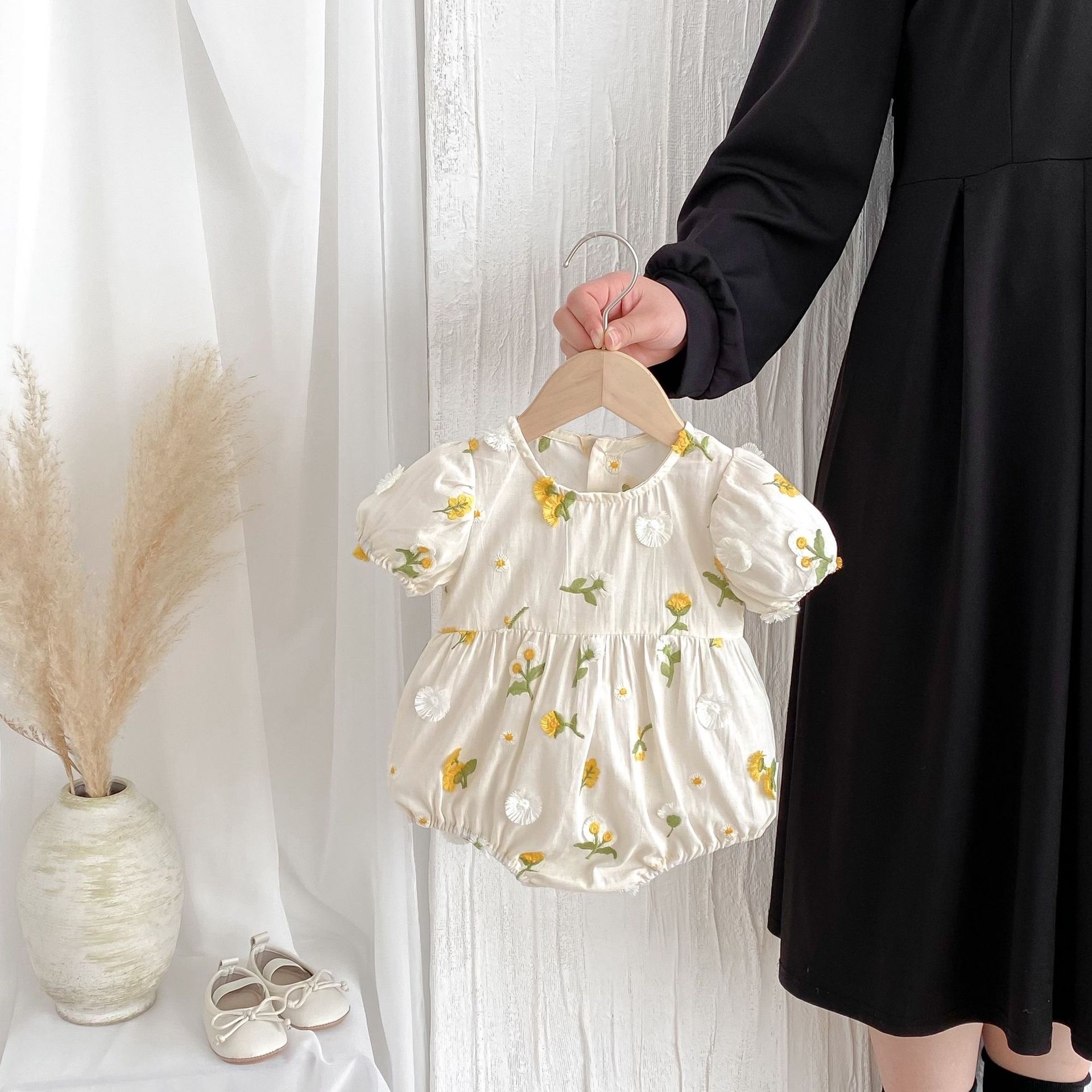 嫩嬰刺繡小花包屁衣