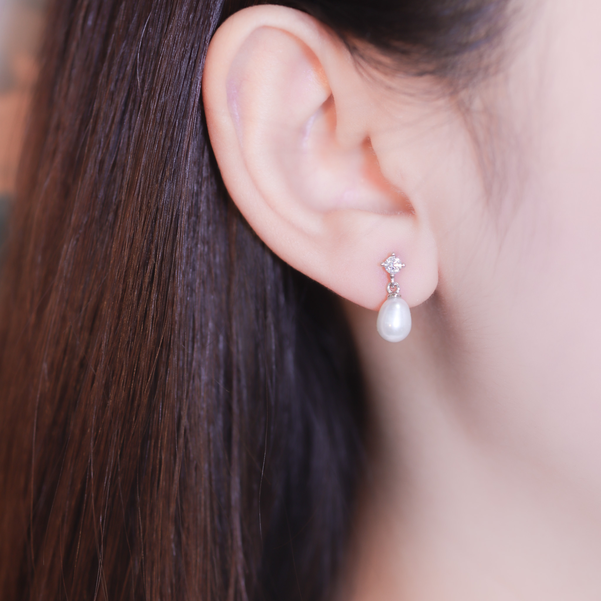 | 925純銀・厚鍍白金・莫桑石・珍珠 | 珍貴的唯一耳環 | EA0946 |