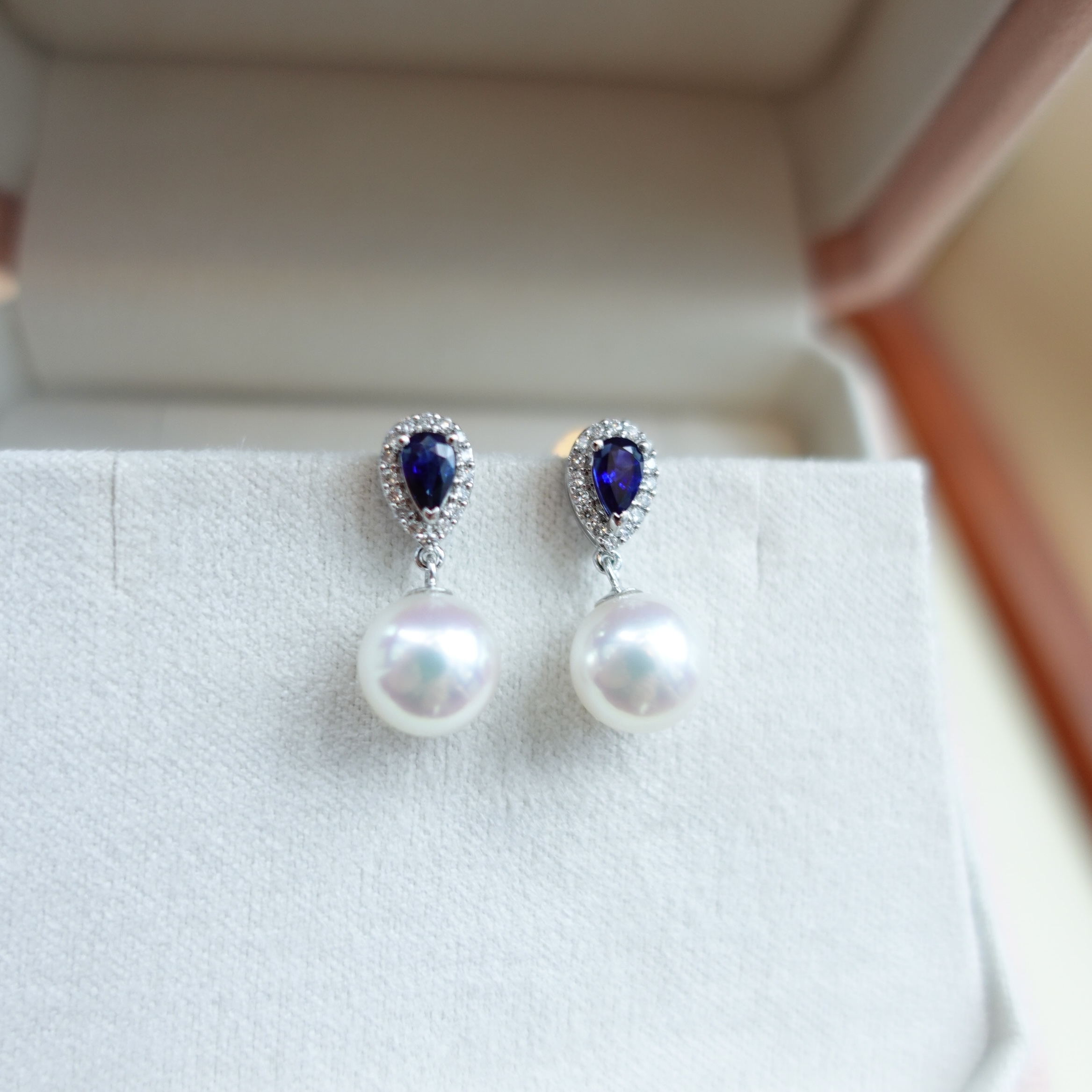 18K金藍寶石鑽石耳釘配無調色鏡面級Akoya珍珠