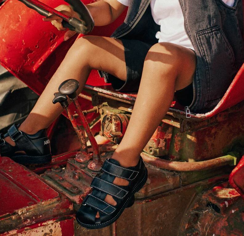 ANGULUS 跳色縫線皮革運動風涼鞋 Leather sandal with decorative contrast stitching-Black