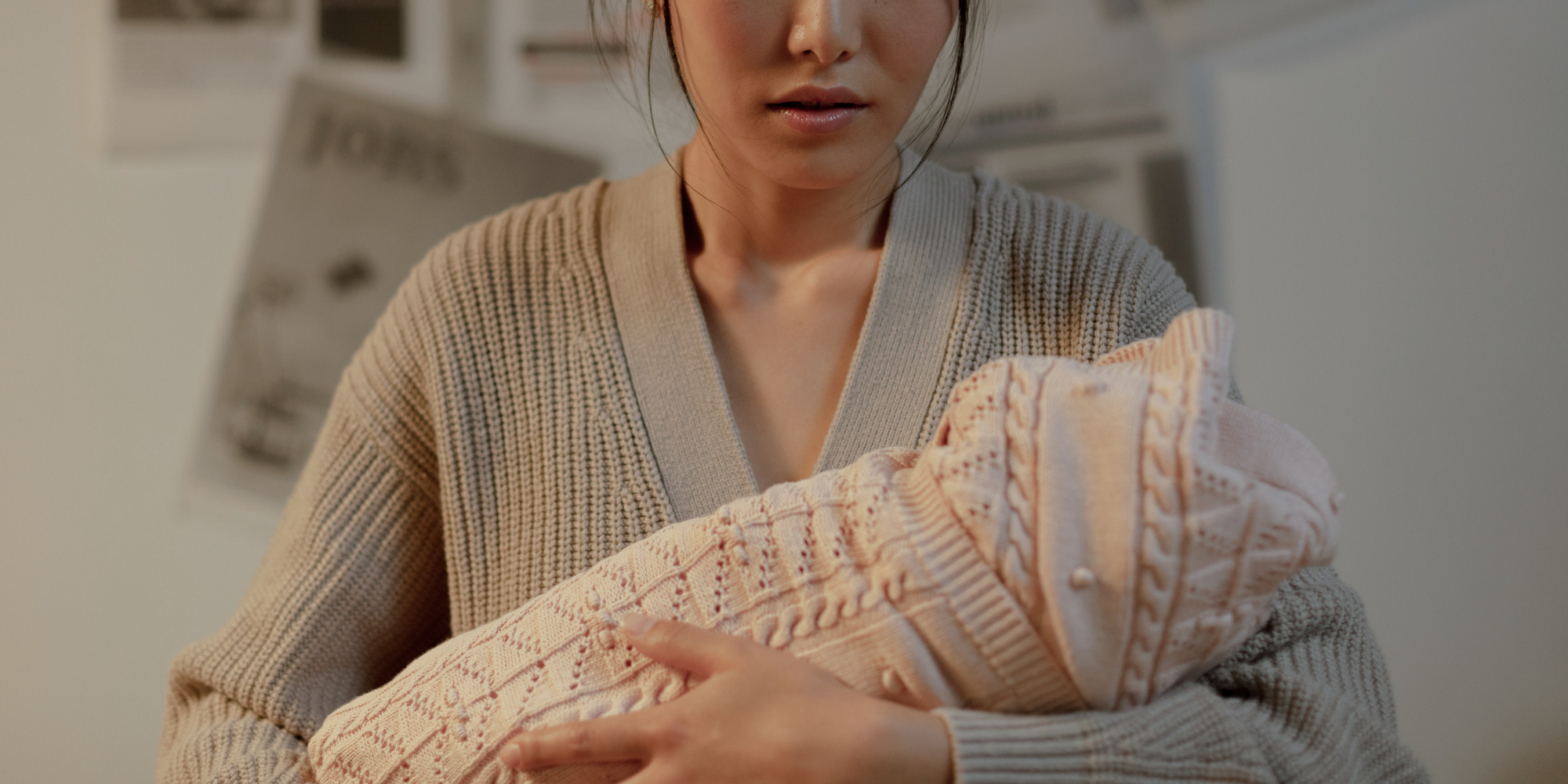 「為什麼生完小孩後，與伴侶親密接觸時會疼痛，甚至伴隨灼熱感和搔癢？明明生產已經半年多，傷口不應該還沒癒合啊？」這是媽咪產後憂鬱症狀哺乳時期的心聲。