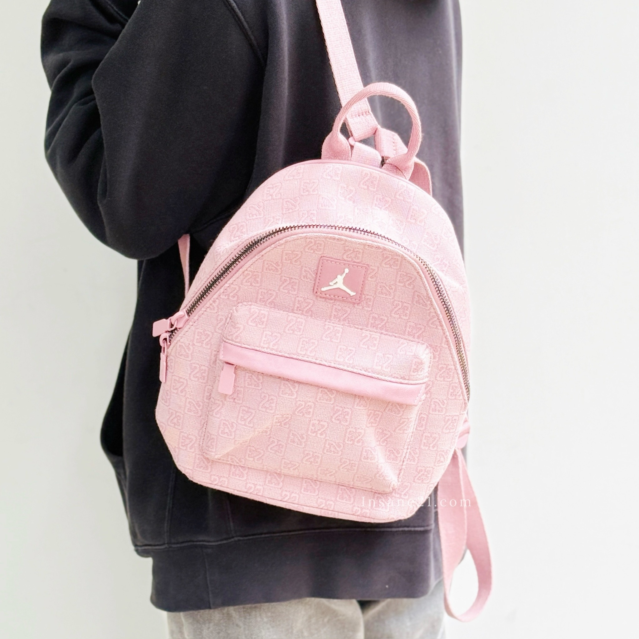 NIKE AIR JORDAN MONOGRAM BACKPACK 復古 老花 金標 後背包 粉色 FJ6784-625 陳傑憲同款